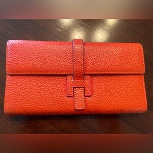 H wallet in color orange — great condition 🧡